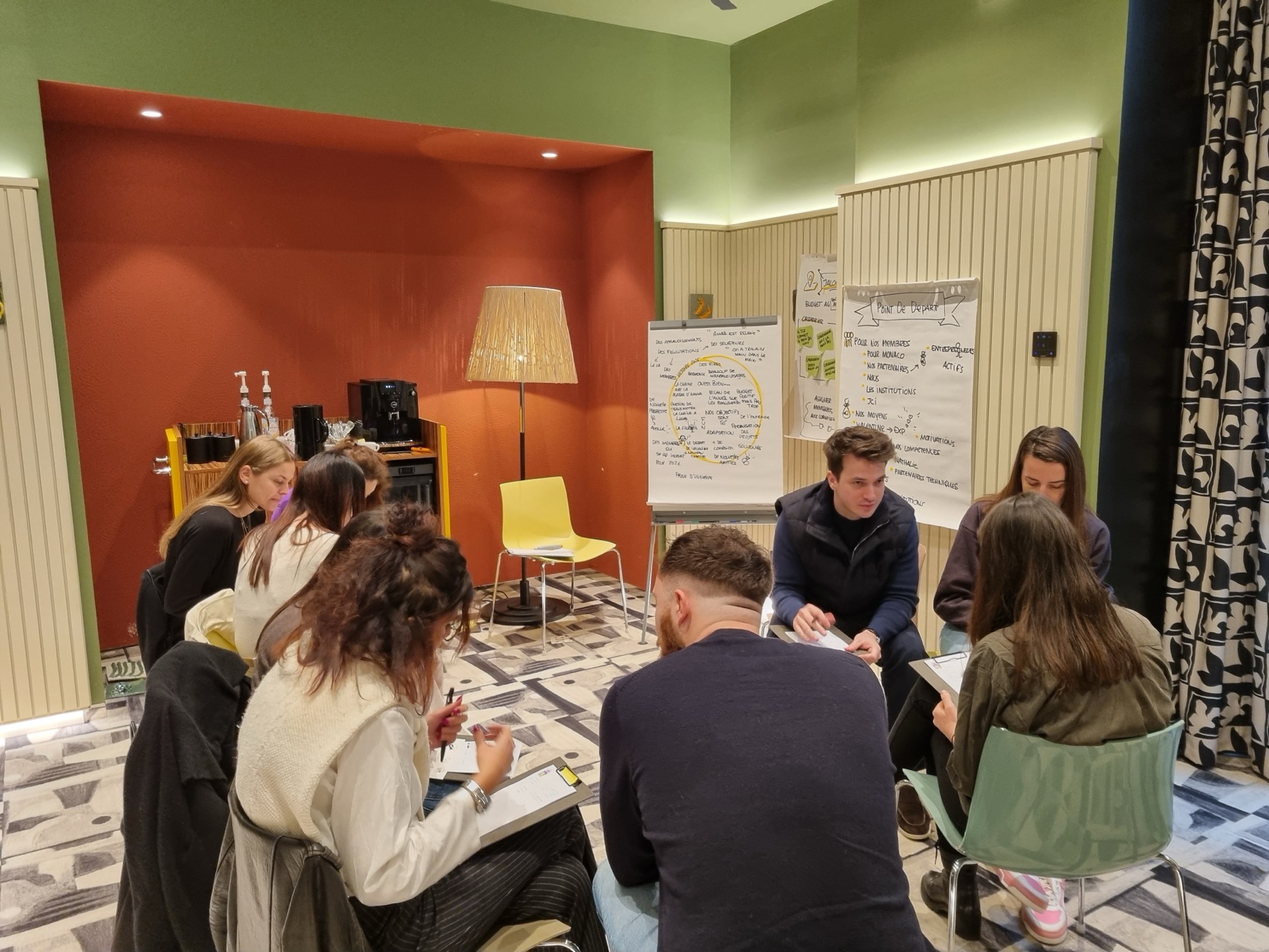 Membres de JCI Monaco réunis en atelier collectif pendant le séminaire de prise de présidence