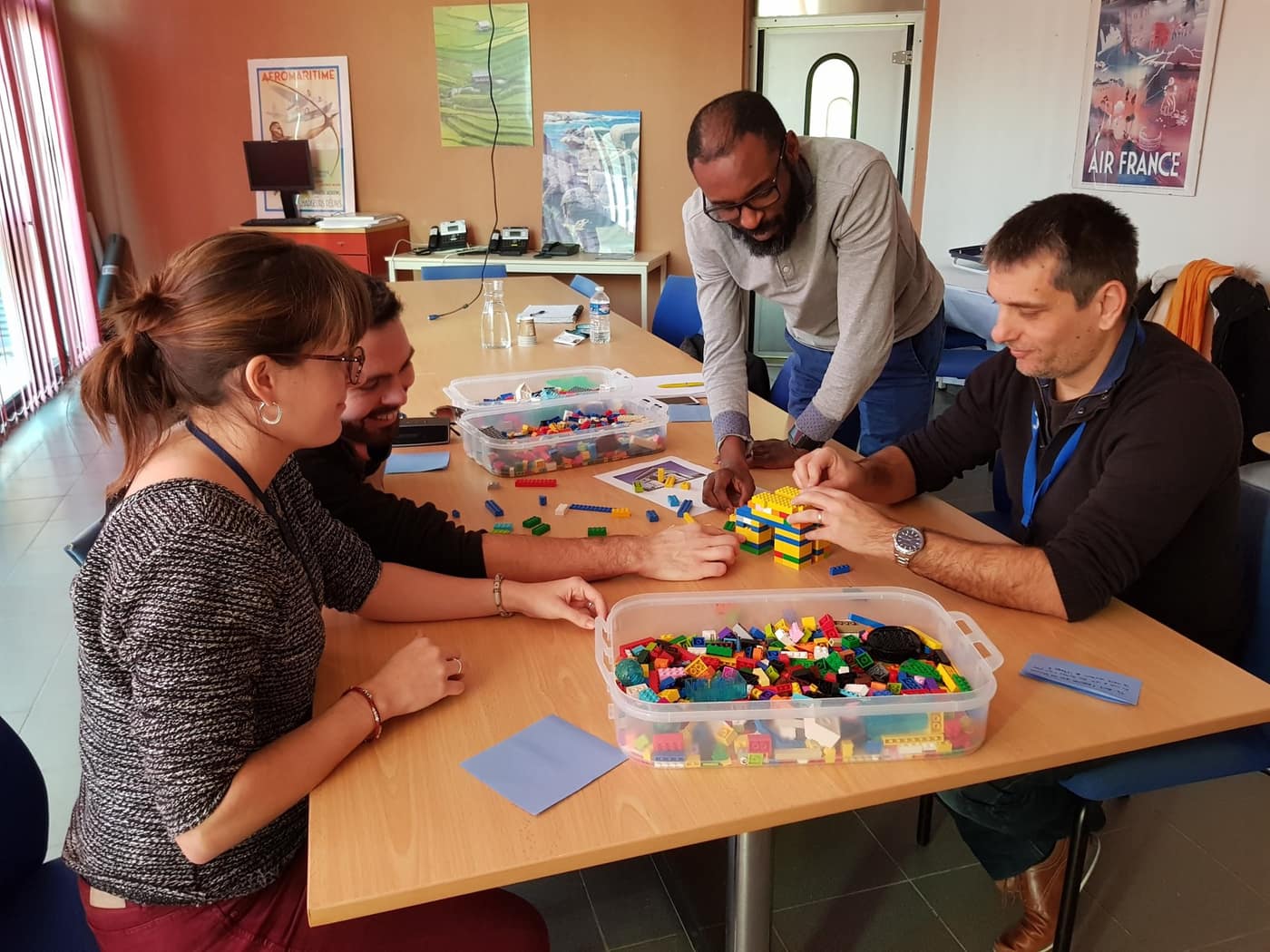 Un atelier avec des Lego