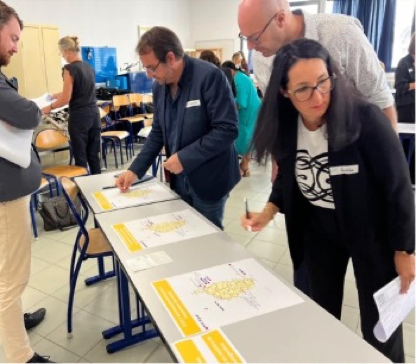 Les participants travaillent sur les cartes du territoire